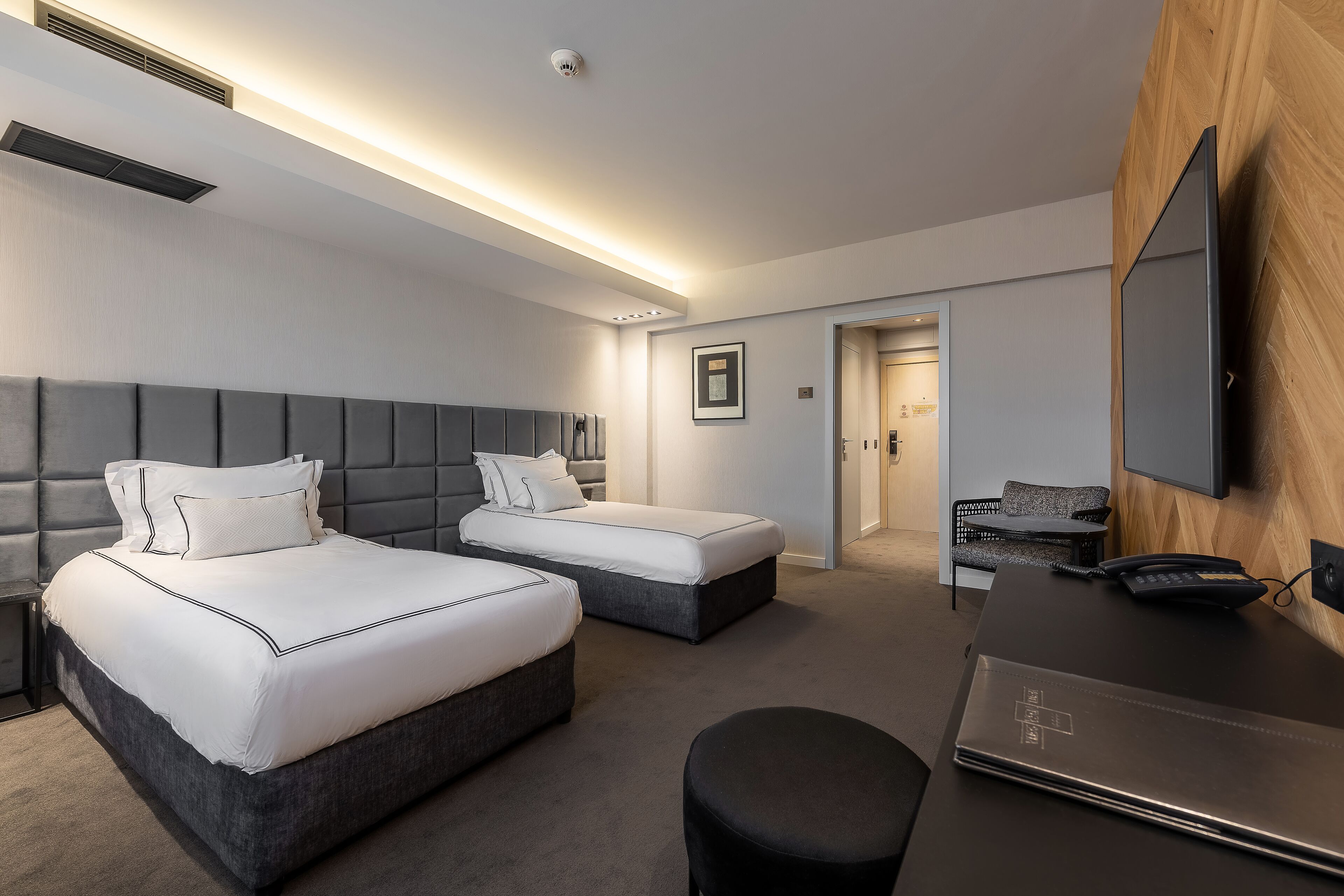 deluxe twin room | minibar, in-room safe, desk, blackout curtains