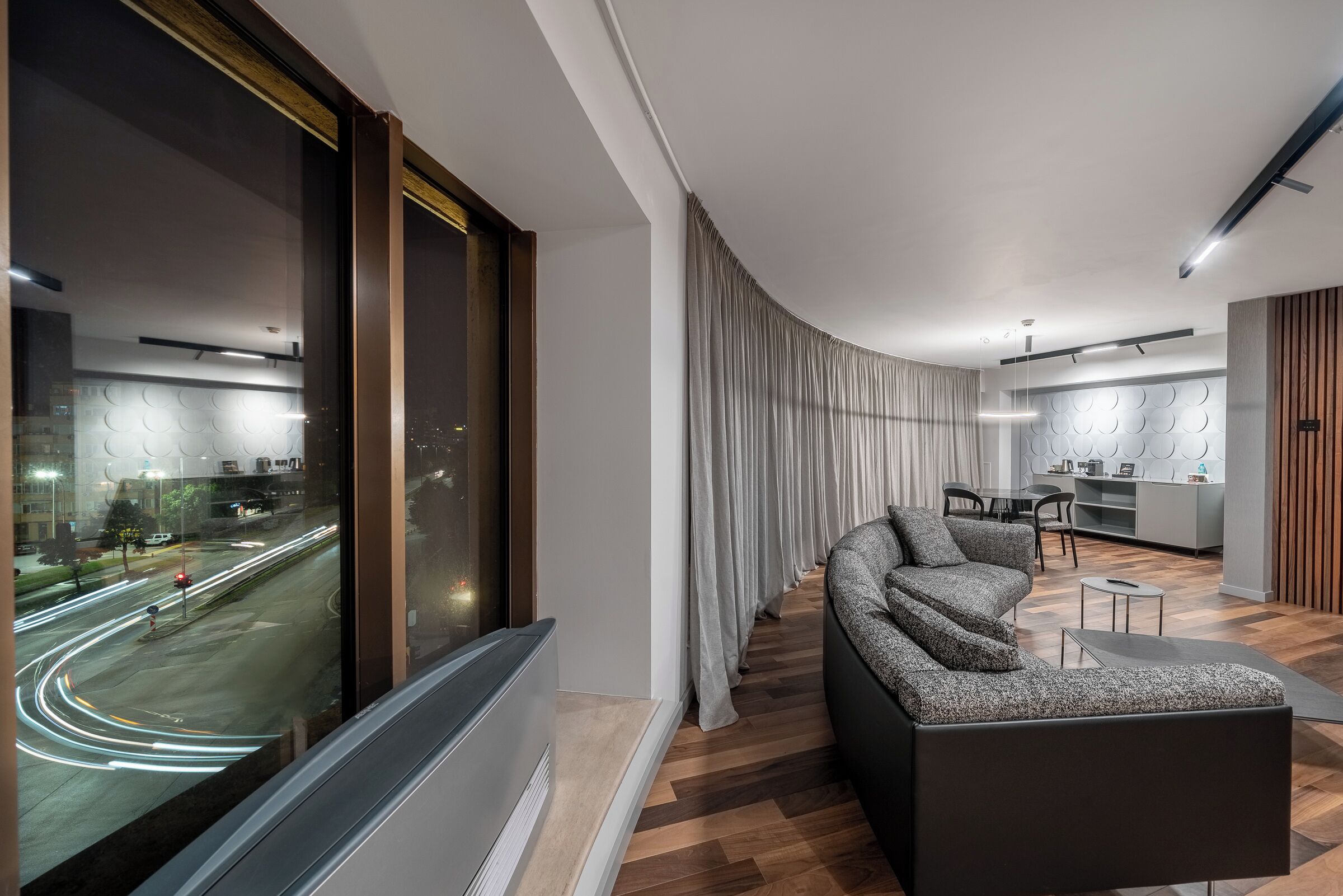 suite, 1 king bed, corner | minibar, in-room safe, desk, blackout curtains