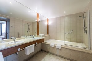Ensemble douche/baignoire, articles de toilette gratuits, sèche-cheveux