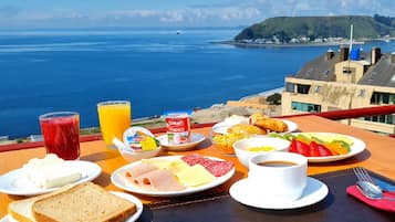 Café da manhã com buffet grátis todos os dias
