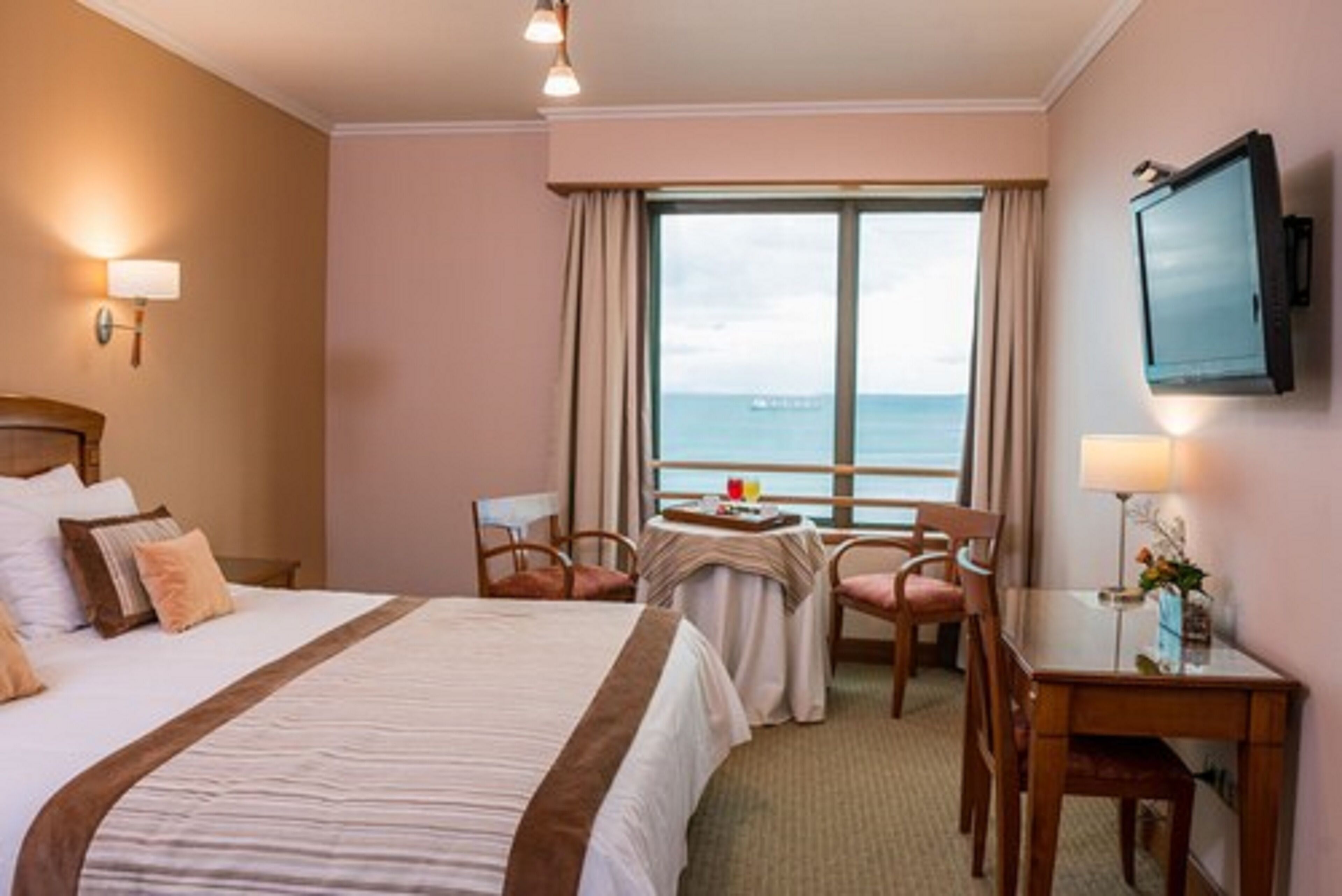 junior studio suite | 1 bedroom, minibar, in-room safe, desk