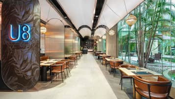 2 restaurants; breakfast, lunch and dinner served