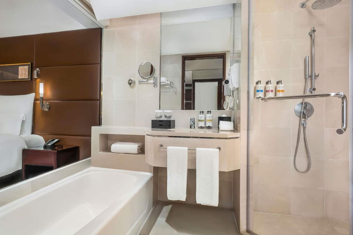 Minibar, coffres-forts dans les chambres, bureau