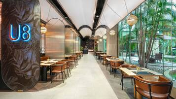 2 restaurants, lunch, dinner served; international cuisine