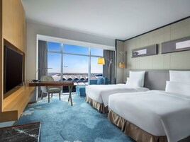 Executive Twin Room, 2 Katil Bujang (Single), Akses Club Lounge | Bar mini, peti besi dalam bilik, meja, ruang kerja komputer riba