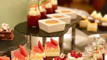 Daily buffet breakfast (CNY 150 per person)