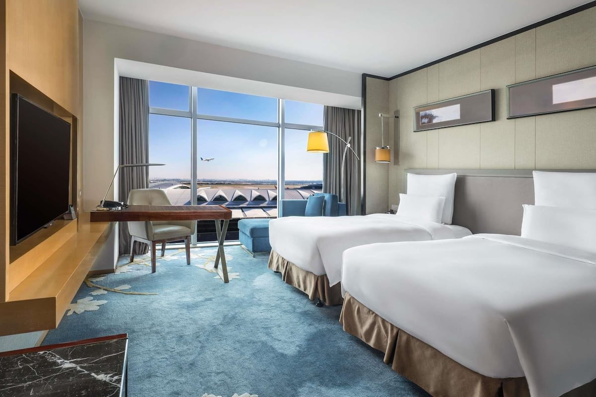 Executive Twin Room, 2 Single Beds, Club lounge access | Minibar, in-room safe, desk, laptop workspace