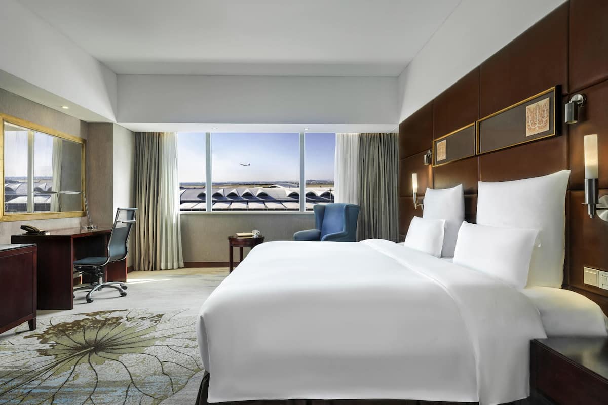 deluxe room, 1 king bed | 1 bedroom, minibar, in-room safe, desk