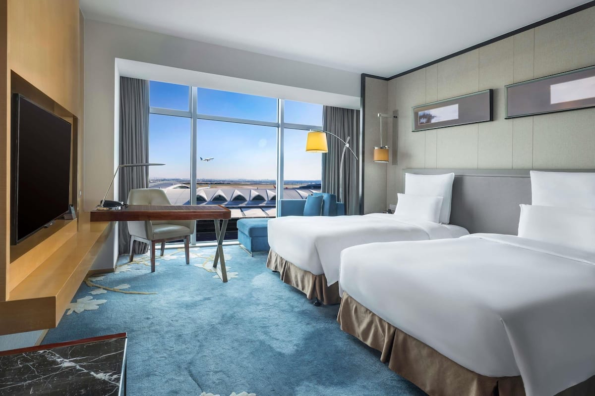 Executive Twin Room, 2 Single Beds, Club lounge access | Minibar, in-room safe, desk, laptop workspace