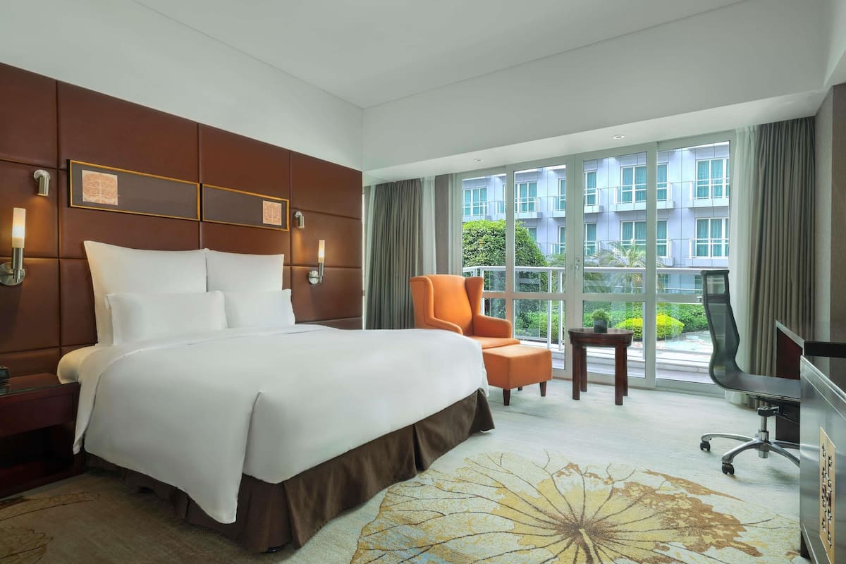 Superior Room, 1 King Bed | Minibar, in-room safe, desk, laptop workspace