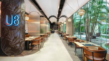 2 restaurants, lunch, dinner served; international cuisine