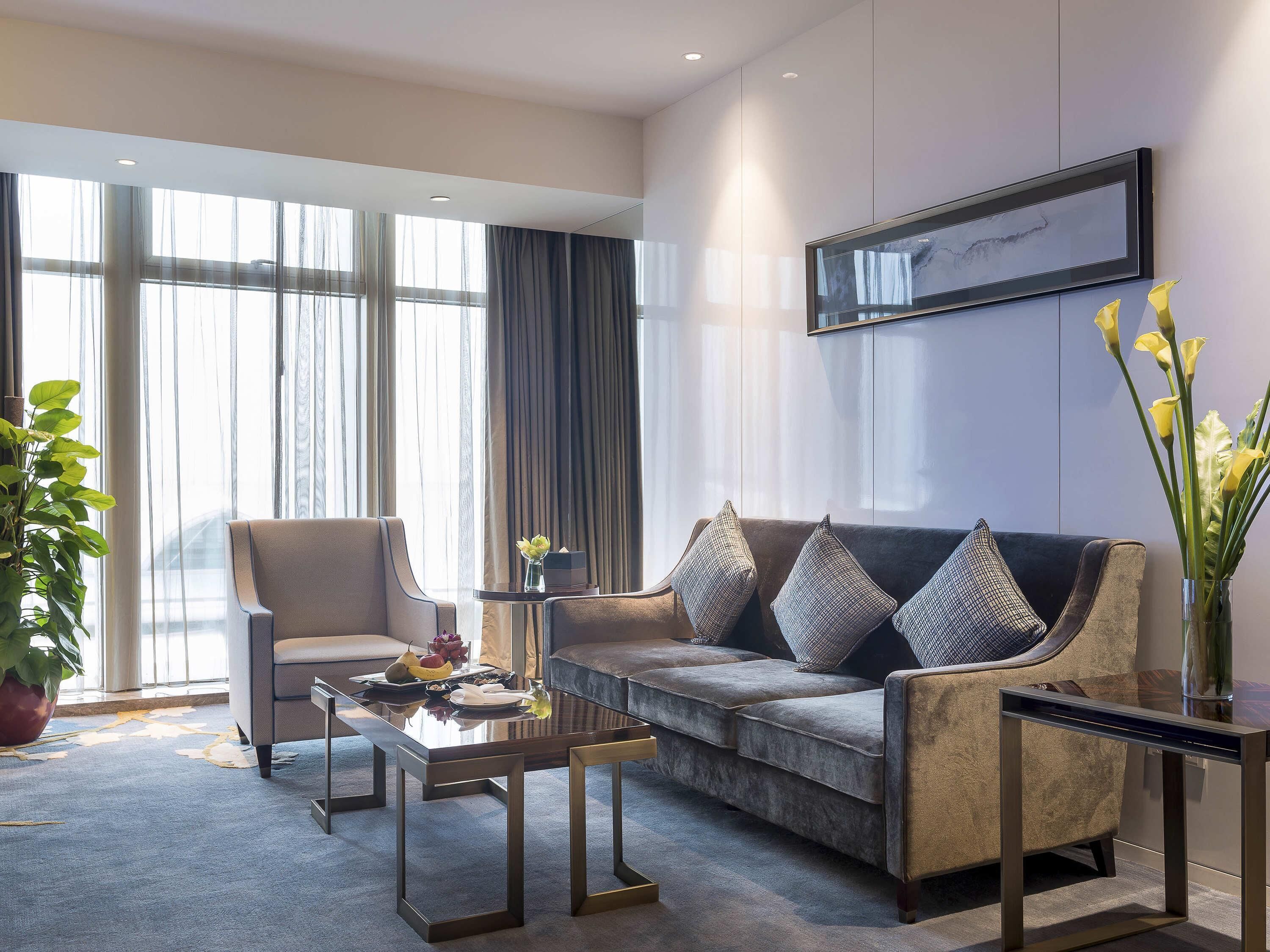 迷你吧、客房内保险箱、办公桌、笔记本电脑工作区