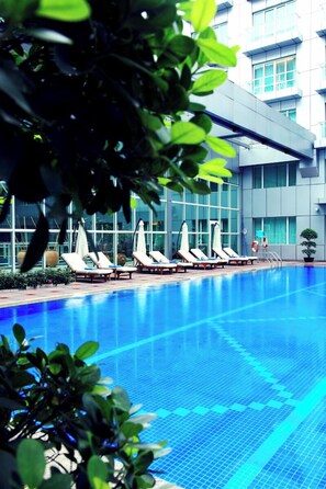 Una piscina al aire libre