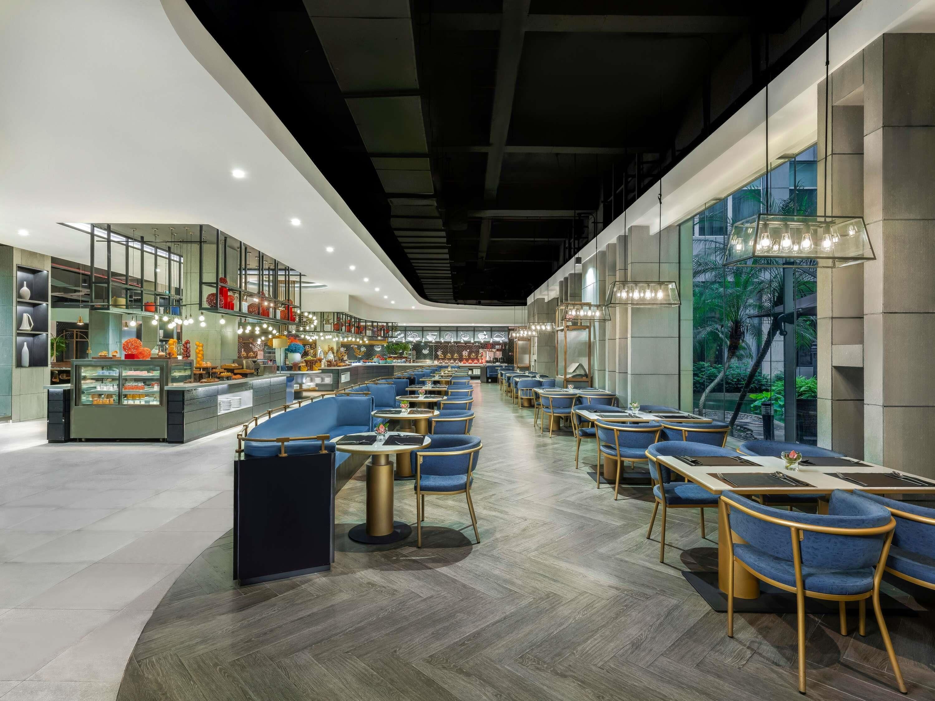 2 nhà hàng, phục vụ bữa trưa, bữa tối, món ăn mang phong cách quốc tế 