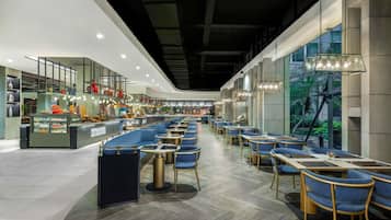 2 nhà hàng, phục vụ bữa trưa, bữa tối, món ăn mang phong cách quốc tế