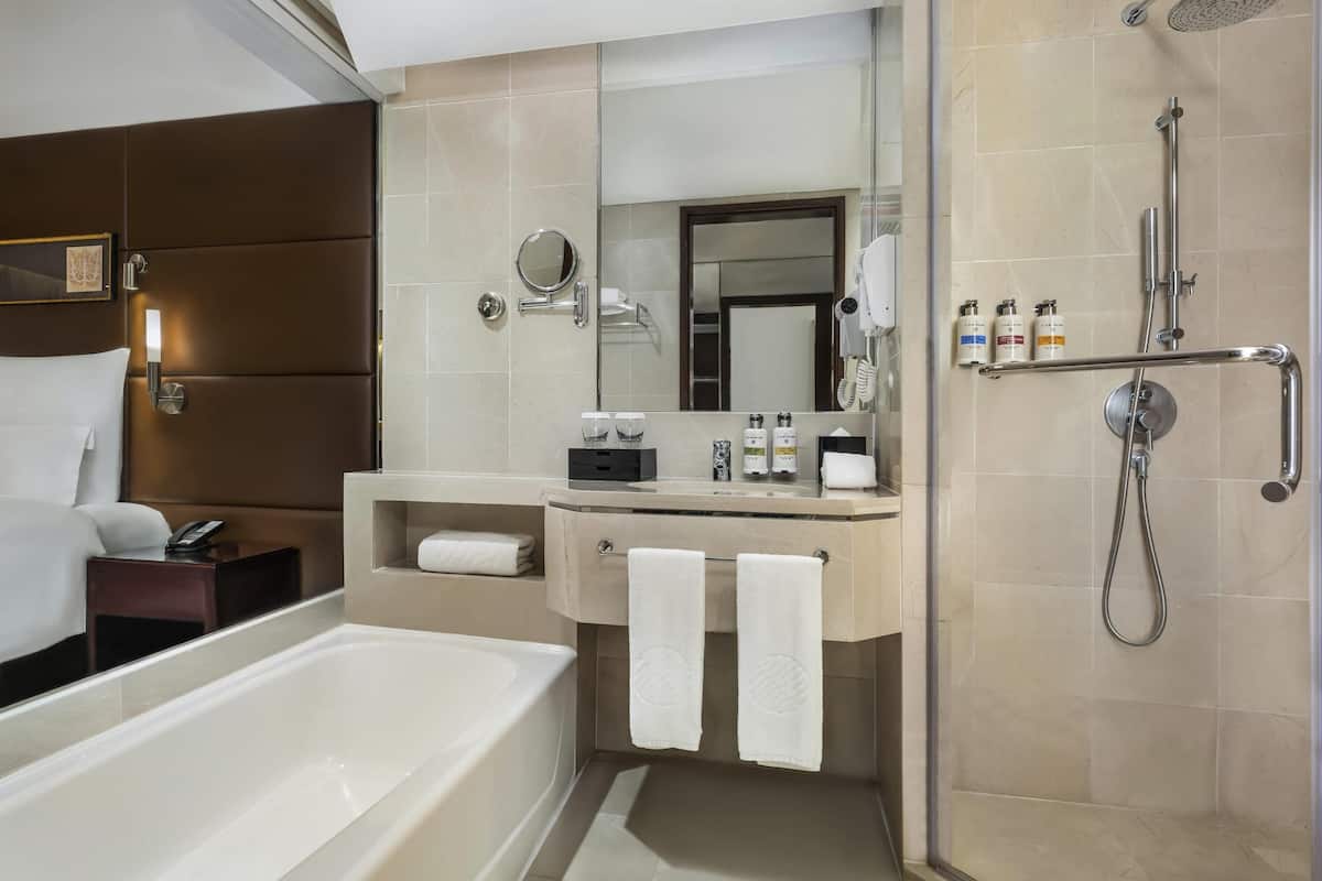 1 chambre, minibar, coffres-forts dans les chambres, bureau