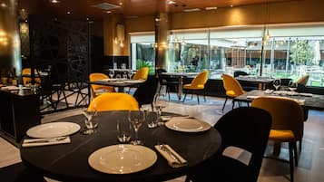 Tägliches kontinentales Frühstück (9.50 EUR pro Person)