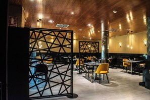 Petit déjeuner et dîner servis sur place