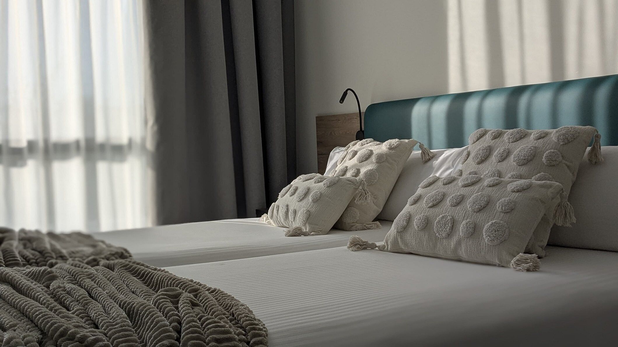 迷你吧、客房内保险箱、办公桌、笔记本电脑工作区