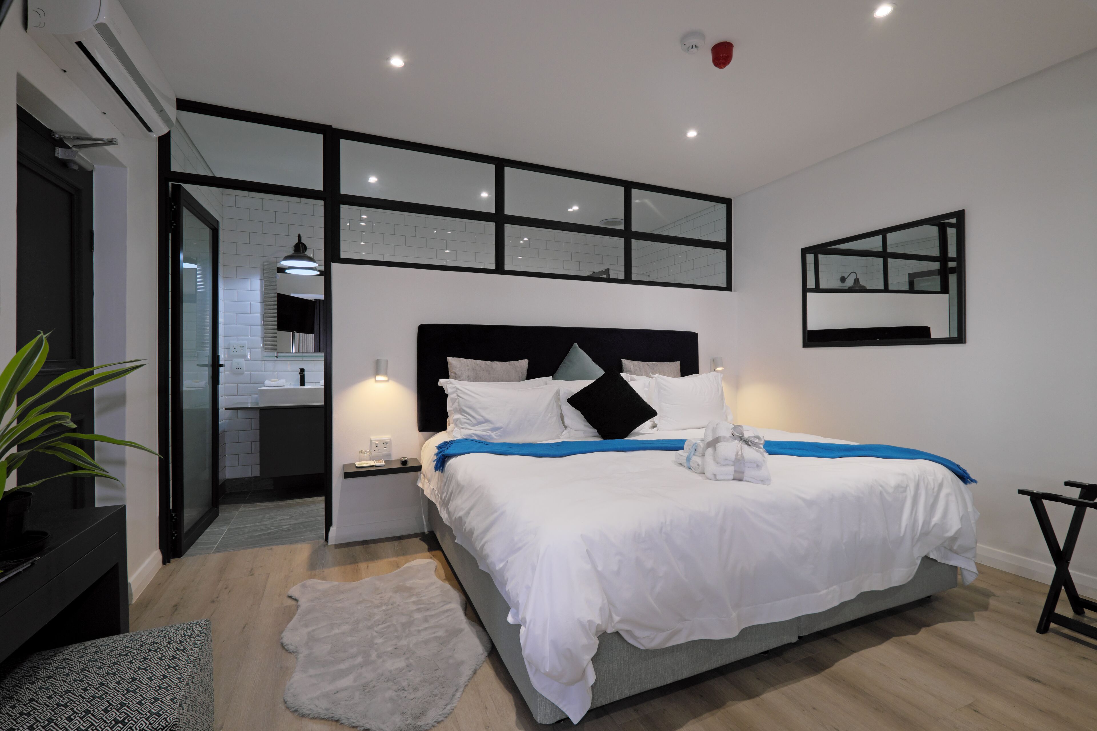 Phòng Cao cấp, quang cảnh hồ bơi | Quang cảnh sân vườn