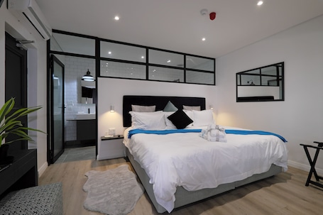 Luxury Room, Pool View | Courtyard view