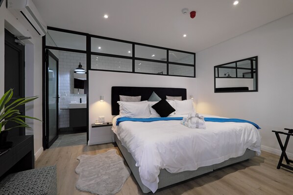 Luxury Room, Pool View | Courtyard view - Point B Guest House (Cape Town)