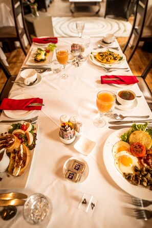 Daily buffet breakfast for a fee - Point B Guest House (Cape Town)