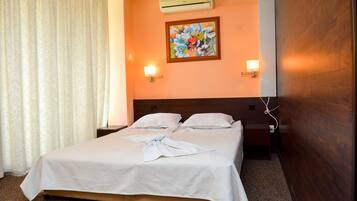 Luxe tweepersoonskamer | Een minibar, een kluis op de kamer, een bureau, geluiddichte muren