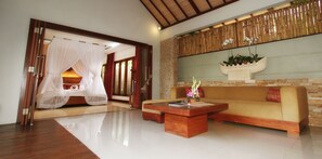 Villa, 1 Schlafzimmer, eigener Pool | Wohnbereich | 32-Zoll-Flachbildfernseher mit Premium-TV-Sendern, Fernseher