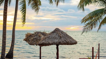 Plage, chaises longues, parasols, serviettes de plage