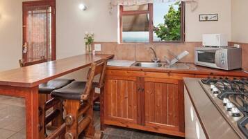 Chalet, 1 Queen-Bett (Self-Catering) | Eigene Küche | Kühlschrank, Wasserkocher mit Kaffee-/Teezubehör, Wasserkocher