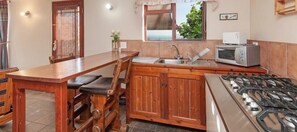 Self Catering Unit | Private kitchen | Fridge, coffee/tea maker, electric kettle - 18 on Kloof Bed and Breakfast (Cape Town)