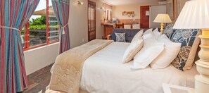 Habitación de hotel con cama, escritorio y vistas al exterior.