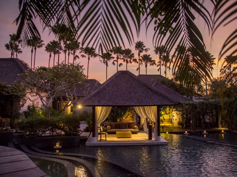 Una piscina al aire libre, sombrillas, tumbonas