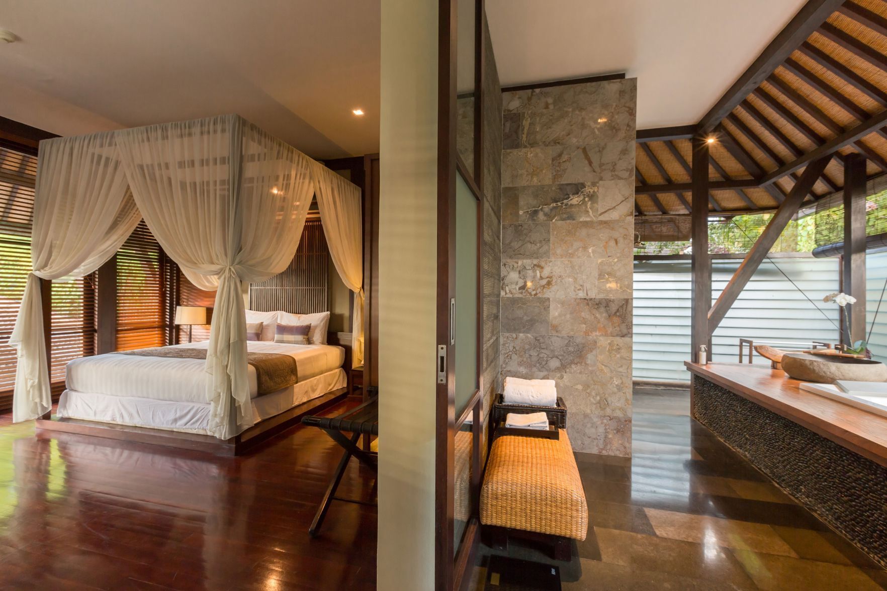 Gebar bulu kapas, katil Select Comfort, bar mini, peti besi dalam bilik 