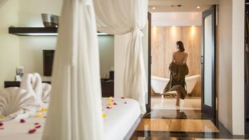 Selimut bulu angsa, tempat tidur Select Comfort, minibar, dan brankas