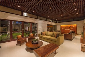 Grand Pool Villa, 4 Bedroom | Wohnzimmer