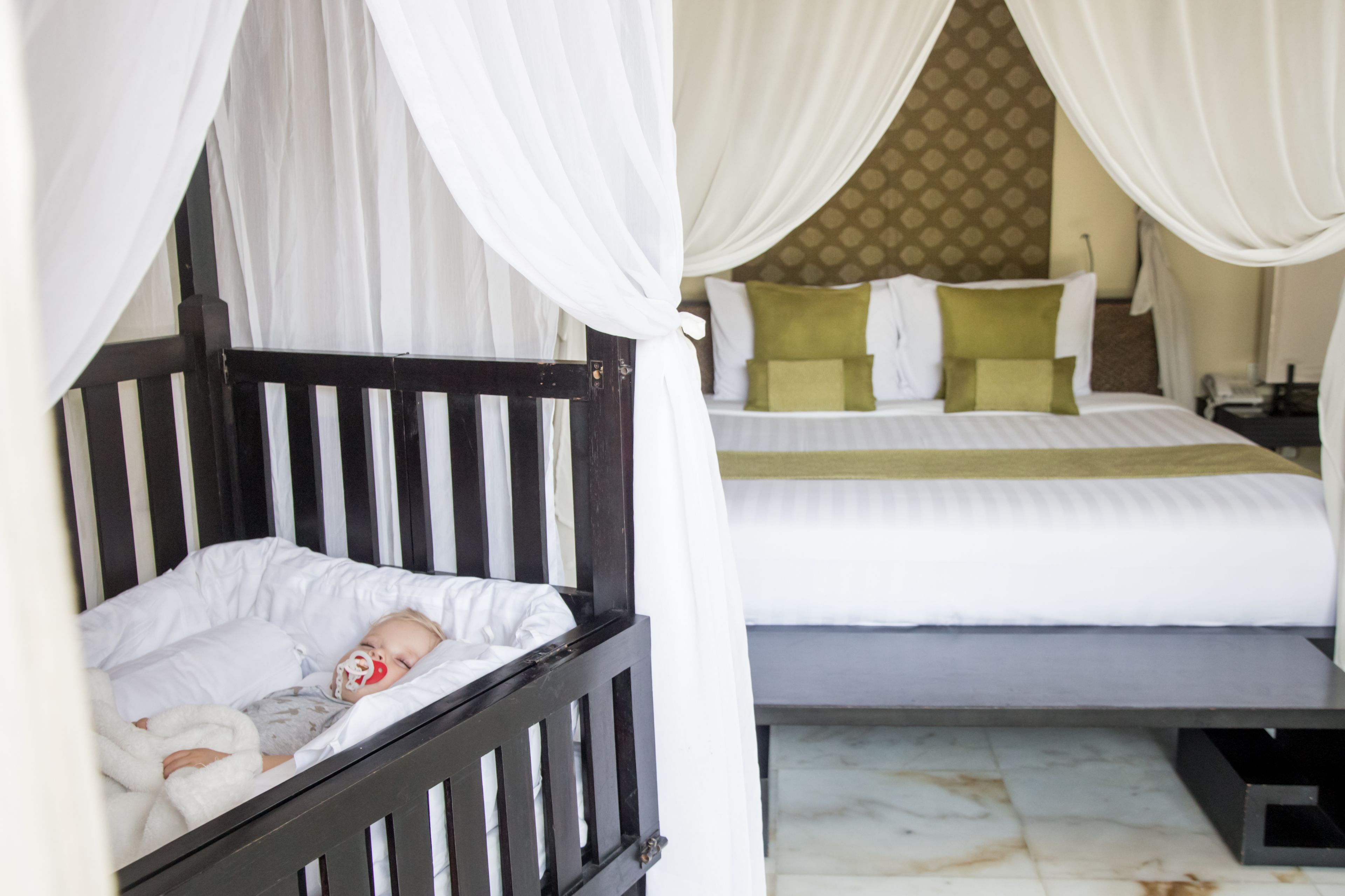 羽絨被、Select Comfort 床墊、迷你吧、房內夾萬