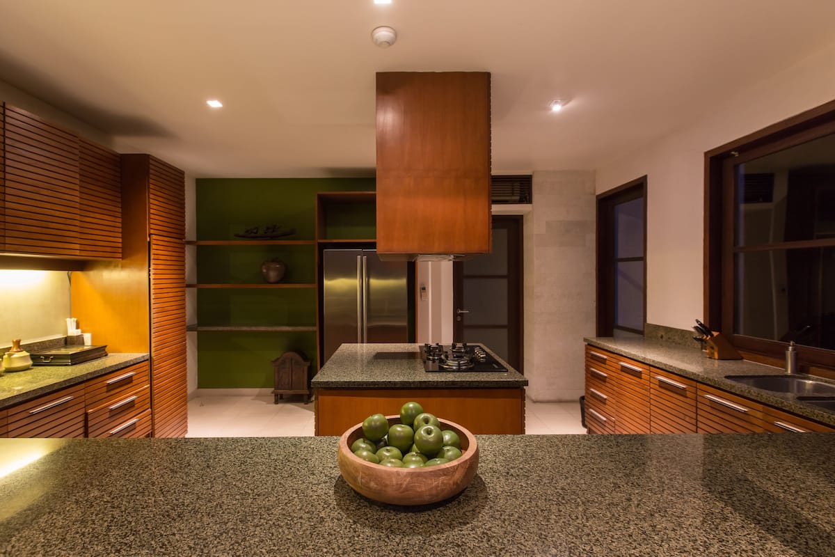 fridge, stovetop, coffee/tea maker, cookware/dishes/utensils