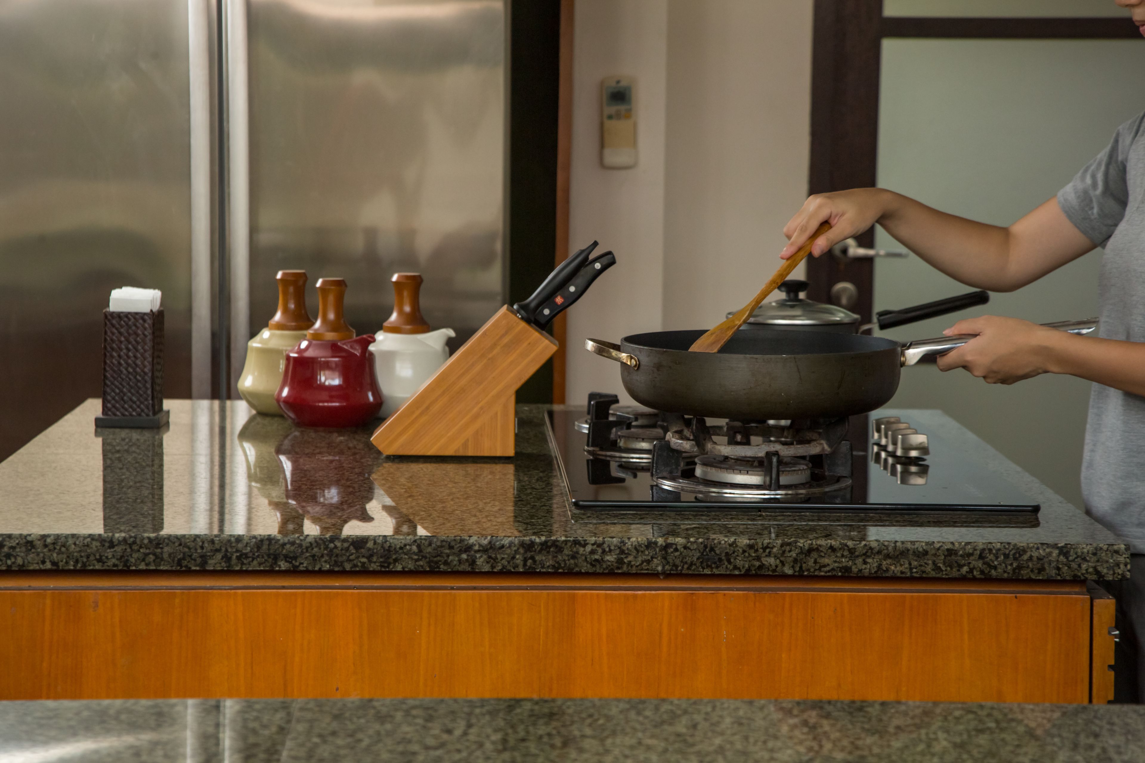 fridge, stovetop, coffee/tea maker, cookware/dishes/utensils