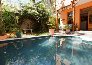 Outdoor pool, pool loungers - Sweet Orange Guest House (Cape Town)