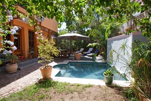 Outdoor pool, sun loungers - Sweet Orange Guest House (Cape Town)