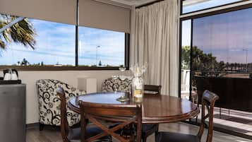 Executive Suite | Living area | 32-inch flat-screen TV with satellite channels, TV