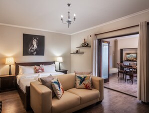 行政套房 | 迷你吧、客房内保险箱、遮光窗帘、免费 WiFi