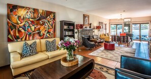 Lounge - Woodbridge Lodge (Cape Town)