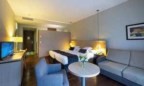 Een minibar, een kluis op de kamer, een bureau, verduisterende gordijnen