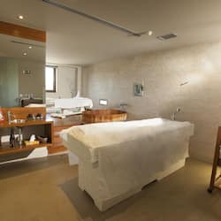 Couples treatment room(s), sauna, hot tub, steam room