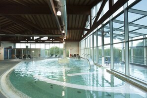 Couples treatment room(s), sauna, hot tub, steam room