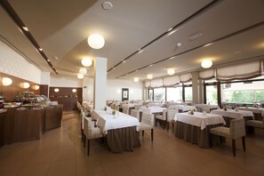 Tägliches Frühstücksbuffet gegen Gebühr