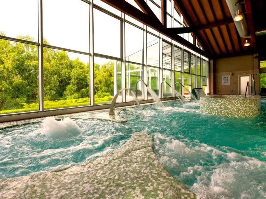 Salas de tratamiento para parejas, un sauna, una bañera de hidromasaje